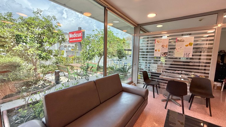 Wartebereich der Medicus Clinic mit Blick auf den Garten